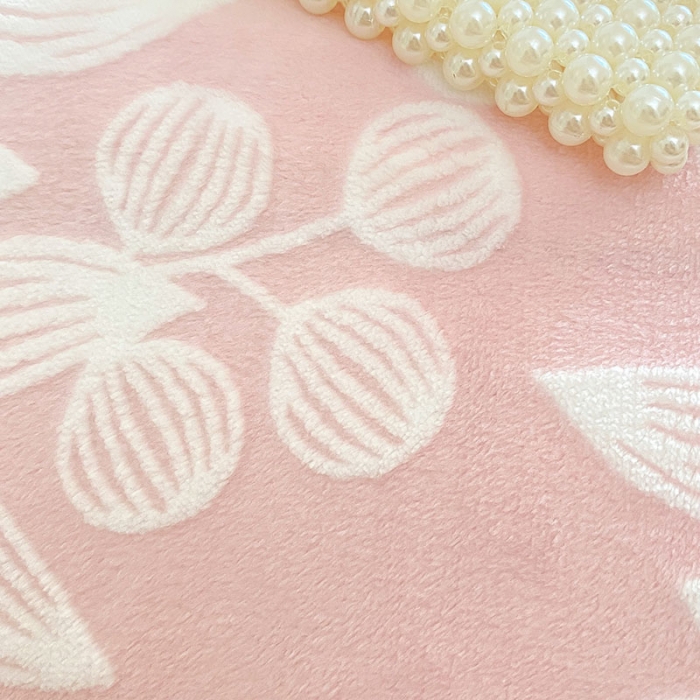 91家纺网 家纺一手货源 找家纺 琪格格纺织2023雕花牛奶绒VS兔兔绒四件套爱在秋冬-樱花粉