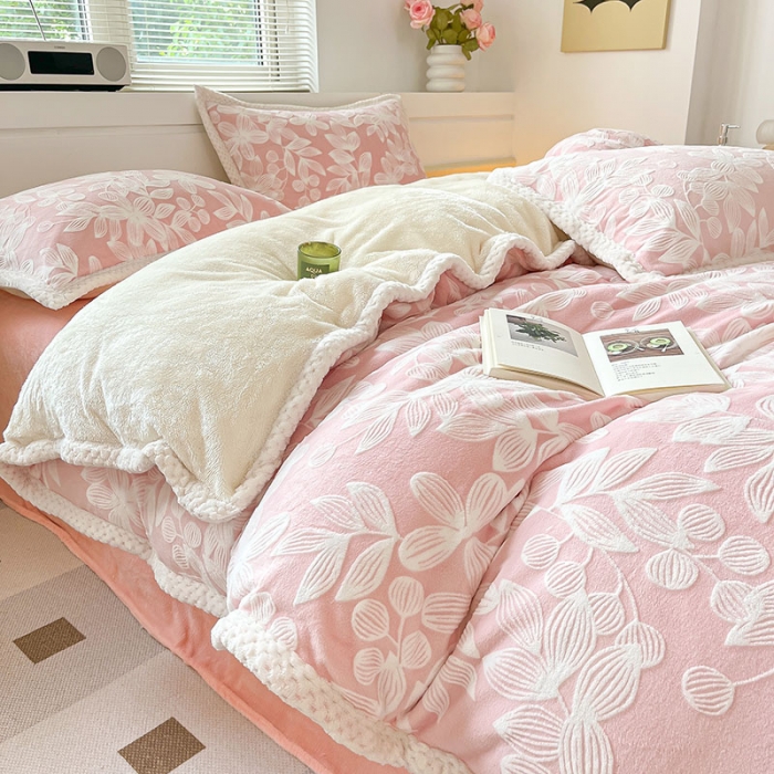 91家纺网 家纺一手货源 找家纺 琪格格纺织2023雕花牛奶绒VS兔兔绒四件套爱在秋冬-樱花粉