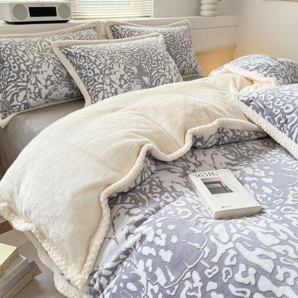 琪格格纺织 2023新品雕花牛奶绒VS兔兔绒四件套 大豹子灰