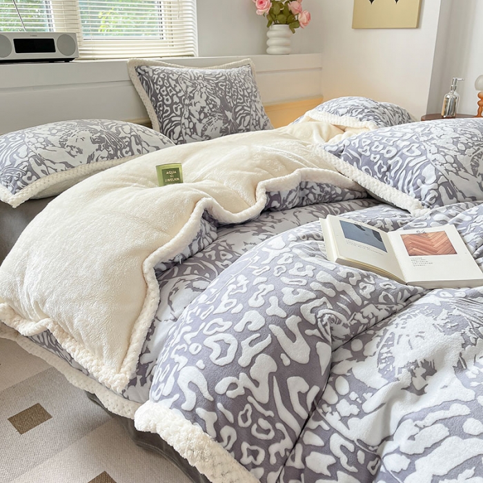 91家纺网 家纺一手货源 找家纺 琪格格纺织 2023新品雕花牛奶绒VS兔兔绒四件套 大豹子灰