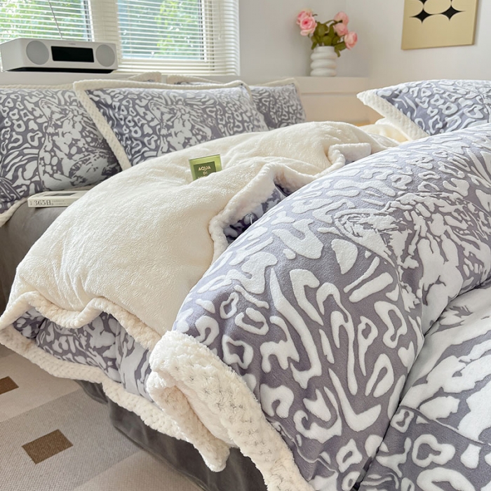 91家纺网 家纺一手货源 找家纺 琪格格纺织 2023新品雕花牛奶绒VS兔兔绒四件套 大豹子灰