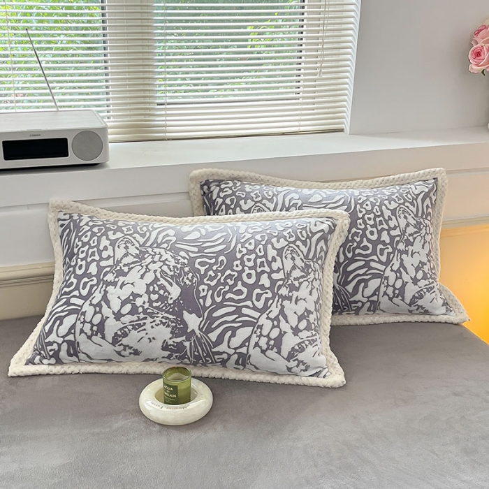 91家纺网 家纺一手货源 找家纺 琪格格纺织 2023新品雕花牛奶绒VS兔兔绒四件套 大豹子灰