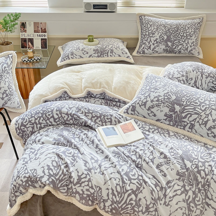 91家纺网 家纺一手货源 找家纺 琪格格纺织 2023新品雕花牛奶绒VS兔兔绒四件套 大豹子灰