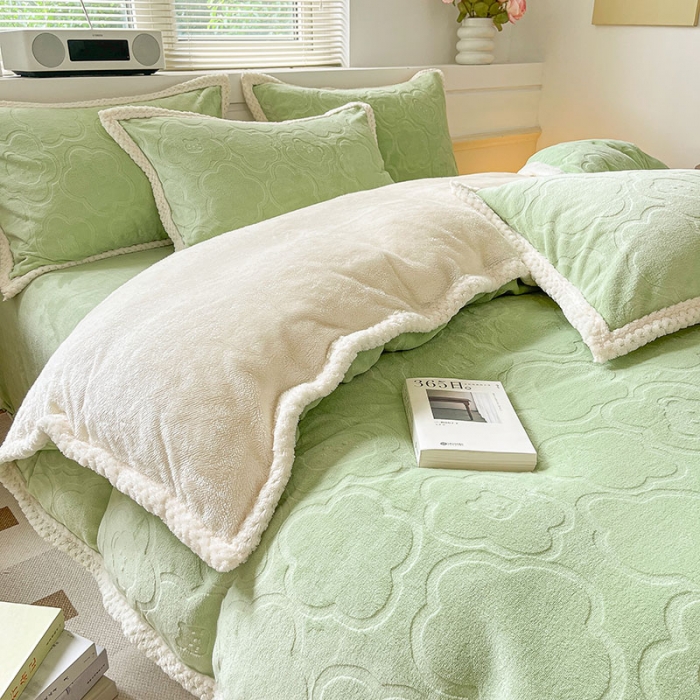 91家纺网 家纺一手货源 找家纺 琪格格纺织 2023新品雕花牛奶绒VS兔兔绒四件套 雕花小熊-草绿