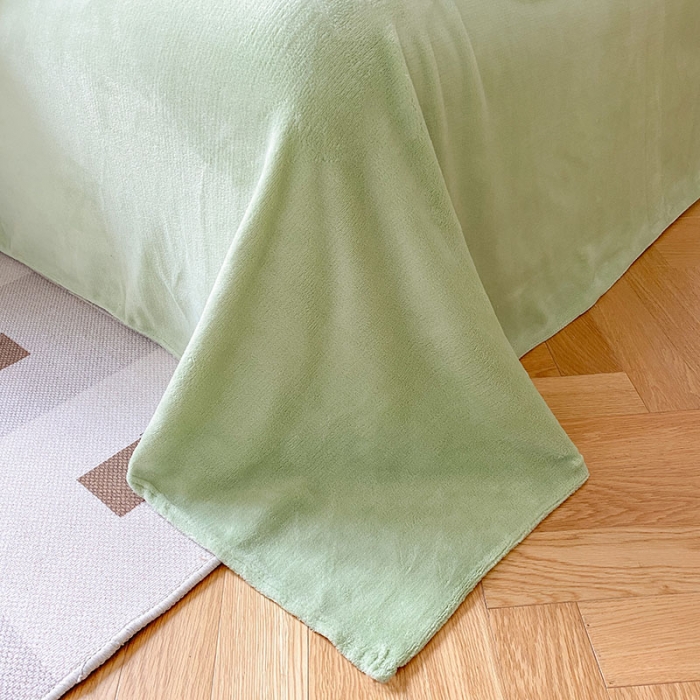 91家纺网 家纺一手货源 找家纺 琪格格纺织 2023新品雕花牛奶绒VS兔兔绒四件套 雕花小熊-草绿