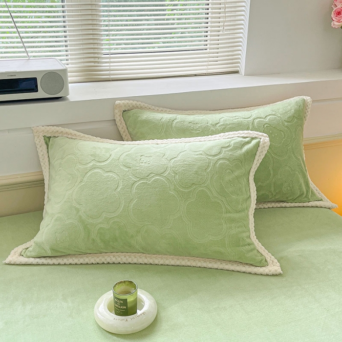 91家纺网 家纺一手货源 找家纺 琪格格纺织 2023新品雕花牛奶绒VS兔兔绒四件套 雕花小熊-草绿