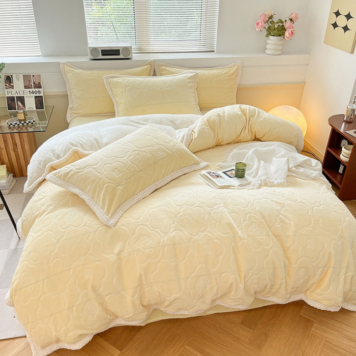 91家纺网 家纺一手货源 找家纺 琪格格纺织 2023新品雕花牛奶绒VS兔兔绒四件套 雕花小熊-奶油黄