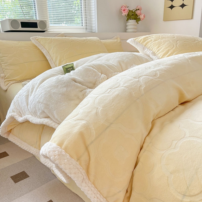 91家纺网 家纺一手货源 找家纺 琪格格纺织 2023新品雕花牛奶绒VS兔兔绒四件套 雕花小熊-奶油黄