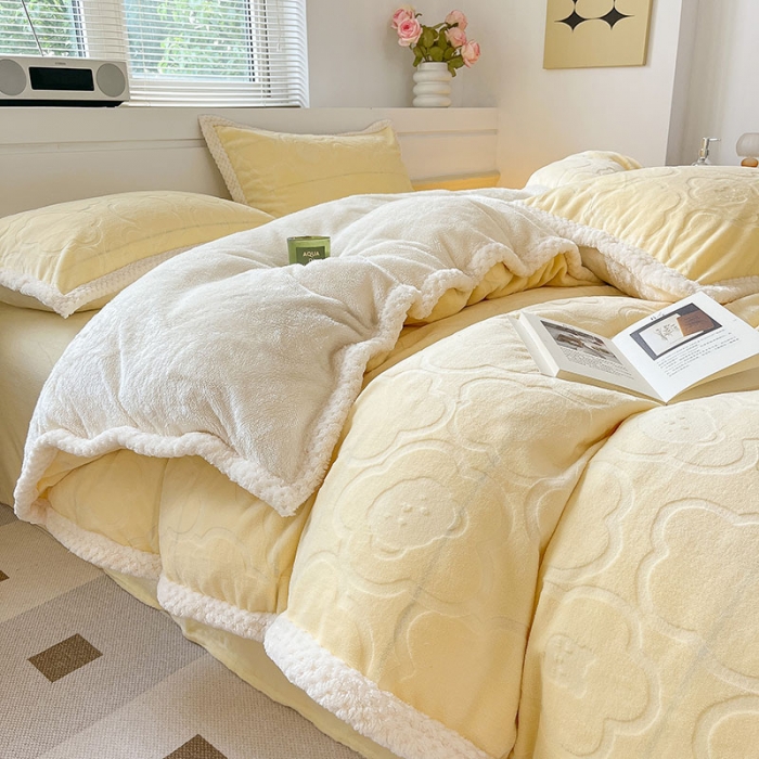 91家纺网 家纺一手货源 找家纺 琪格格纺织 2023新品雕花牛奶绒VS兔兔绒四件套 雕花小熊-奶油黄