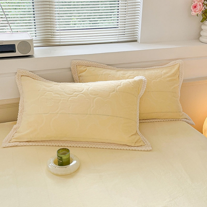 91家纺网 家纺一手货源 找家纺 琪格格纺织 2023新品雕花牛奶绒VS兔兔绒四件套 雕花小熊-奶油黄