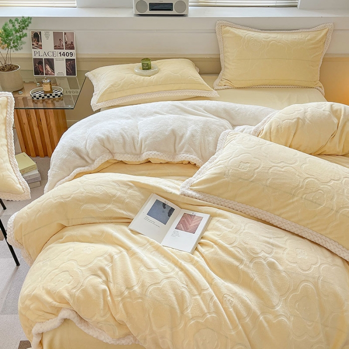 91家纺网 家纺一手货源 找家纺 琪格格纺织 2023新品雕花牛奶绒VS兔兔绒四件套 雕花小熊-奶油黄