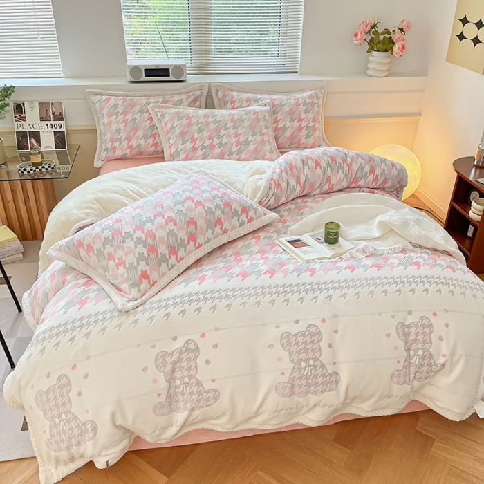 91家纺网 家纺一手货源 找家纺 琪格格纺织 2023新品雕花牛奶绒VS兔兔绒四件套 千鸟格小熊-粉