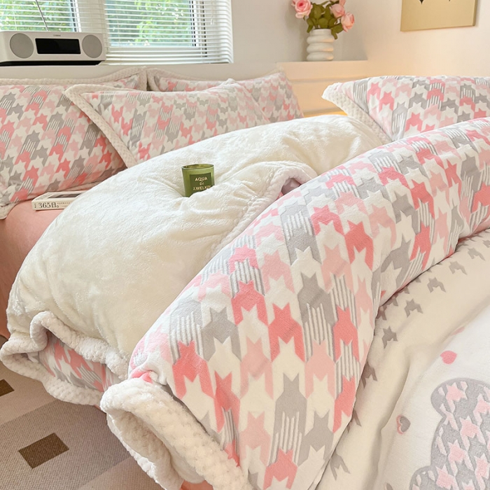 91家纺网 家纺一手货源 找家纺 琪格格纺织 2023新品雕花牛奶绒VS兔兔绒四件套 千鸟格小熊-粉