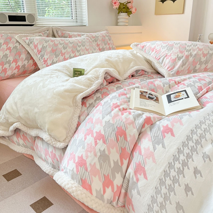 91家纺网 家纺一手货源 找家纺 琪格格纺织 2023新品雕花牛奶绒VS兔兔绒四件套 千鸟格小熊-粉