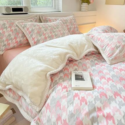 琪格格纺织 2023新品雕花牛奶绒VS兔兔绒四件套 千鸟格小熊-粉