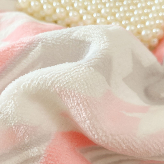 91家纺网 家纺一手货源 找家纺 琪格格纺织 2023新品雕花牛奶绒VS兔兔绒四件套 千鸟格小熊-粉