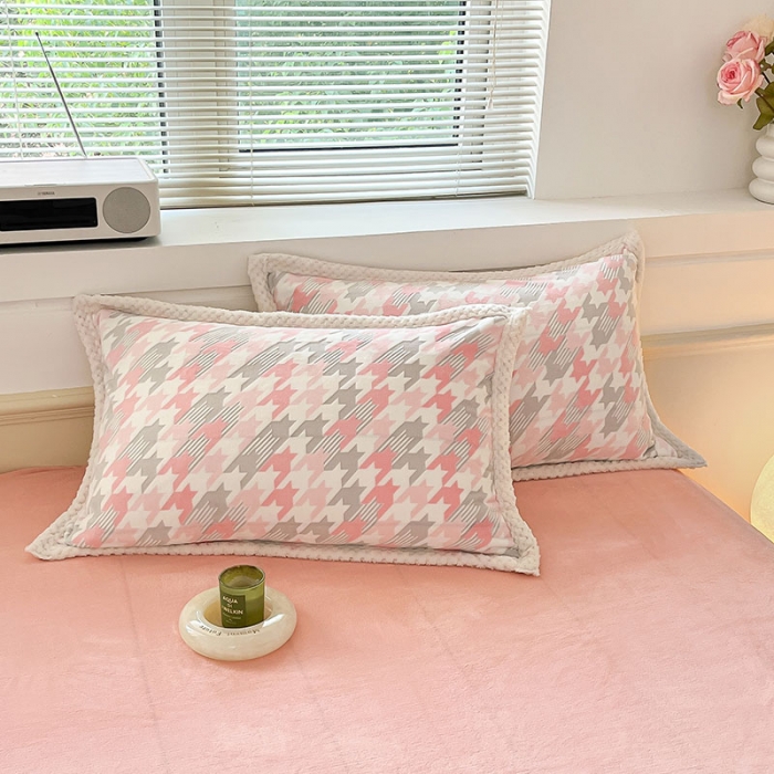 91家纺网 家纺一手货源 找家纺 琪格格纺织 2023新品雕花牛奶绒VS兔兔绒四件套 千鸟格小熊-粉