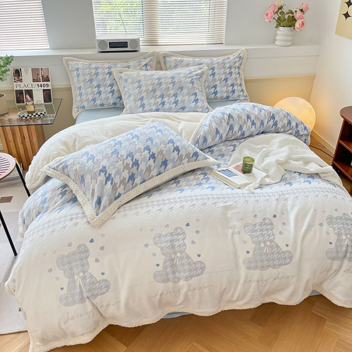 91家纺网 家纺一手货源 找家纺 琪格格纺织 2023新品雕花牛奶绒VS兔兔绒四件套 千小格小熊-蓝