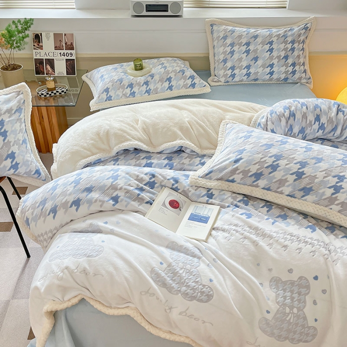 91家纺网 家纺一手货源 找家纺 琪格格纺织 2023新品雕花牛奶绒VS兔兔绒四件套 千小格小熊-蓝