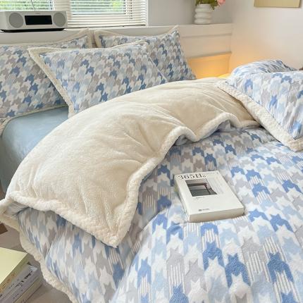 琪格格纺织 2023新品雕花牛奶绒VS兔兔绒四件套 千小格小熊-蓝