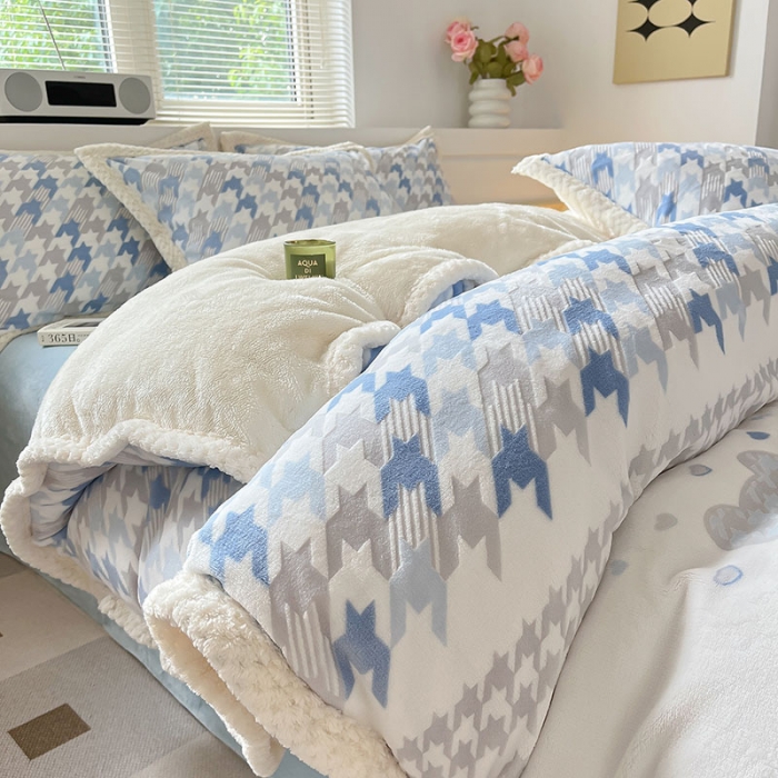 91家纺网 家纺一手货源 找家纺 琪格格纺织 2023新品雕花牛奶绒VS兔兔绒四件套 千小格小熊-蓝