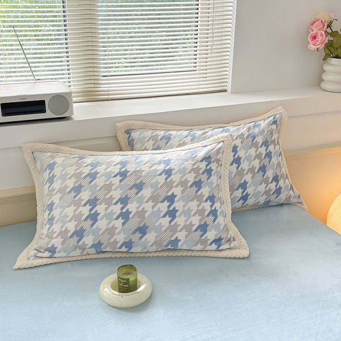 91家纺网 家纺一手货源 找家纺 琪格格纺织 2023新品雕花牛奶绒VS兔兔绒四件套 千小格小熊-蓝