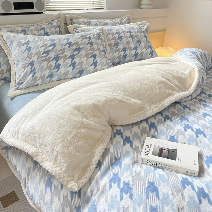 91家纺网 家纺一手货源 找家纺 琪格格纺织 2023新品雕花牛奶绒VS兔兔绒四件套 千小格小熊-蓝