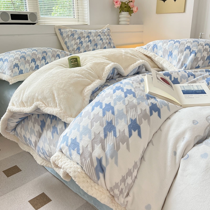 91家纺网 家纺一手货源 找家纺 琪格格纺织 2023新品雕花牛奶绒VS兔兔绒四件套 千小格小熊-蓝