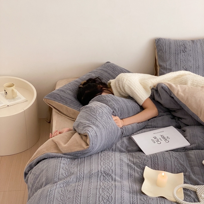 91家纺网 家纺一手货源 找家纺 梦享生活 新款加厚牛奶雕花绒四件套 花枝-灰（普通款）