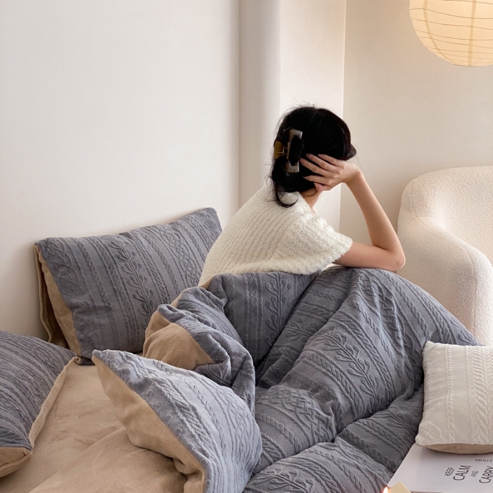 91家纺网 家纺一手货源 找家纺 梦享生活 新款加厚牛奶雕花绒四件套 花枝-灰（普通款）