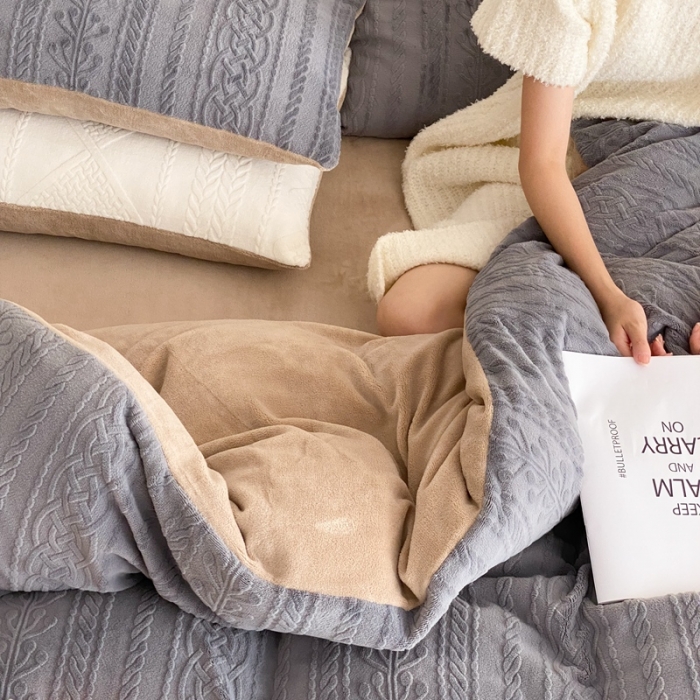 91家纺网 家纺一手货源 找家纺 梦享生活 新款加厚牛奶雕花绒四件套 花枝-灰（普通款）