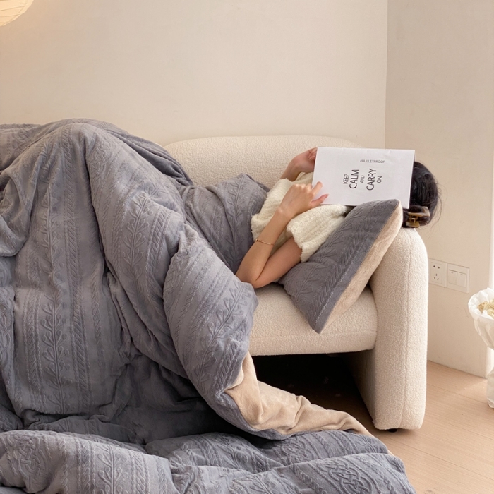 91家纺网 家纺一手货源 找家纺 梦享生活 新款加厚牛奶雕花绒四件套 花枝-灰（普通款）