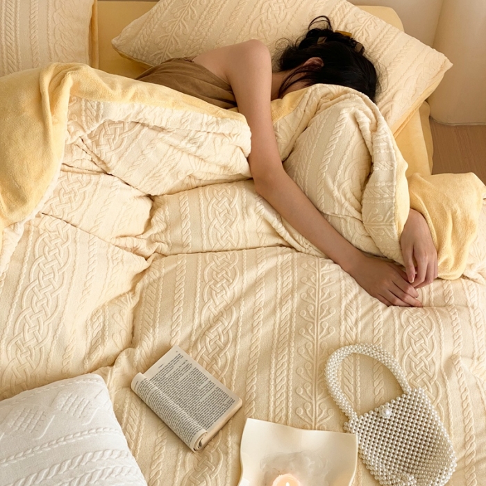 91家纺网 家纺一手货源 找家纺 梦享生活 新款加厚牛奶雕花绒四件套 花枝-奶黄（普通款）