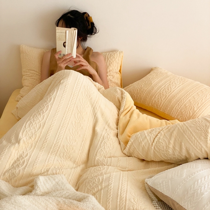 91家纺网 家纺一手货源 找家纺 梦享生活 新款加厚牛奶雕花绒四件套 花枝-奶黄（普通款）