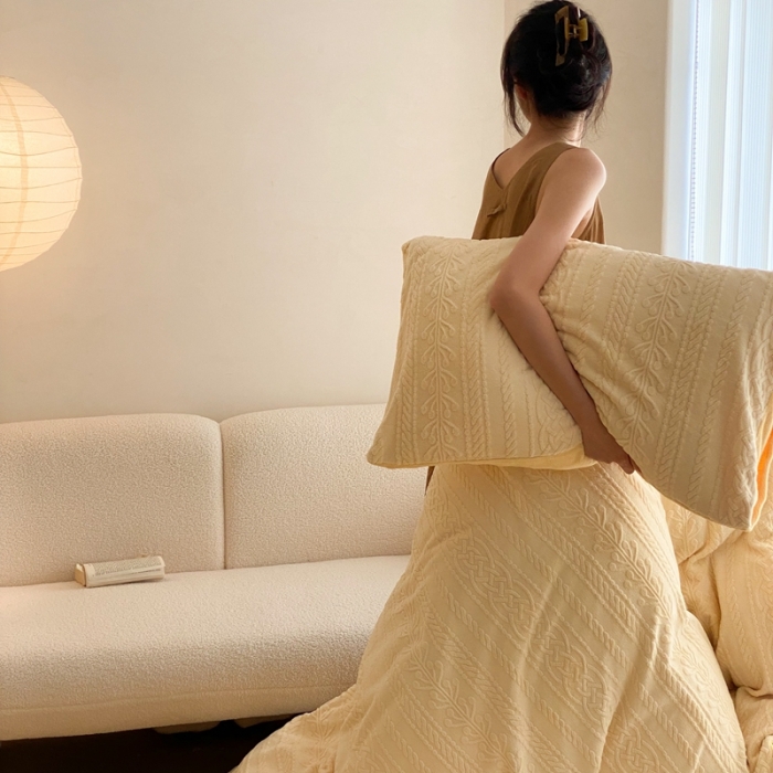 91家纺网 家纺一手货源 找家纺 梦享生活 新款加厚牛奶雕花绒四件套 花枝-奶黄（普通款）