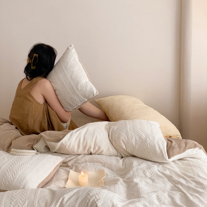 91家纺网 家纺一手货源 找家纺 梦享生活 新款加厚牛奶雕花绒四件套 菱形格-白（普通款）