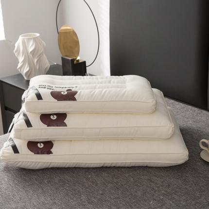 91家纺网 家纺一手货源 找家纺 （总）拾光枕芯 2023新款全棉A类小熊舒睡枕立体柔软枕头枕芯