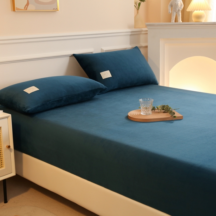 91家纺网 家纺一手货源 找家纺 2025啊雅家居新款牛奶绒全包床笠 藏青