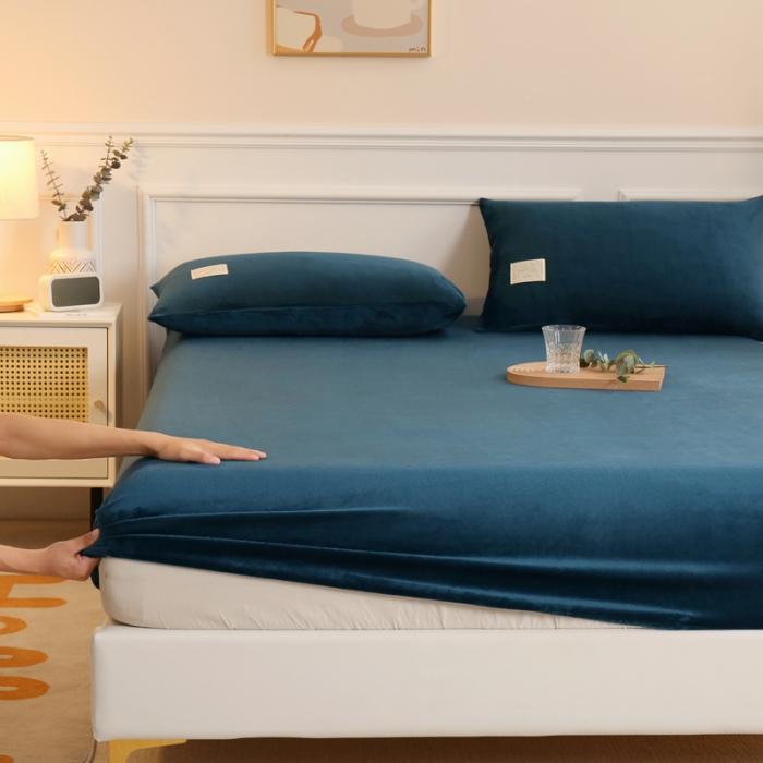 91家纺网 家纺一手货源 找家纺 2025啊雅家居新款牛奶绒全包床笠 藏青