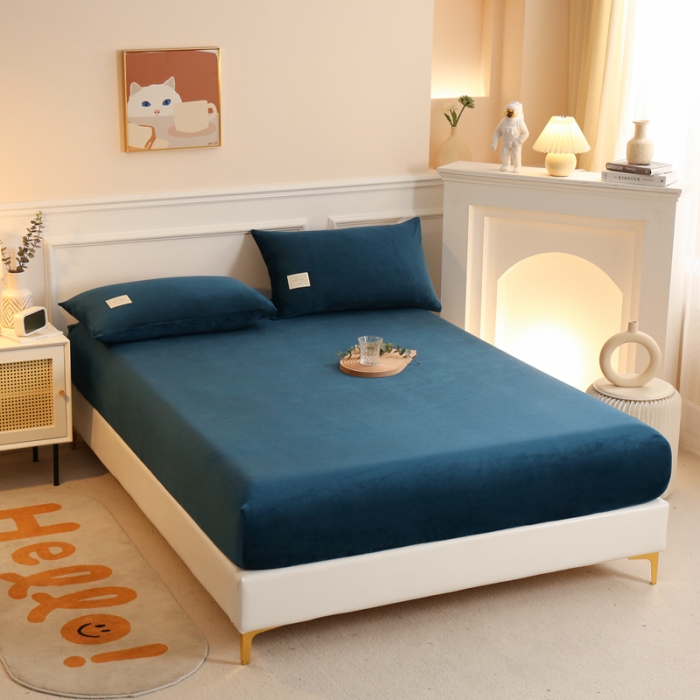 91家纺网 家纺一手货源 找家纺 2025啊雅家居新款牛奶绒全包床笠 藏青