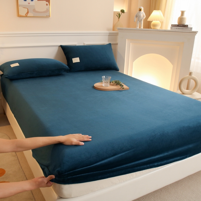 91家纺网 家纺一手货源 找家纺 2025啊雅家居新款牛奶绒全包床笠 藏青