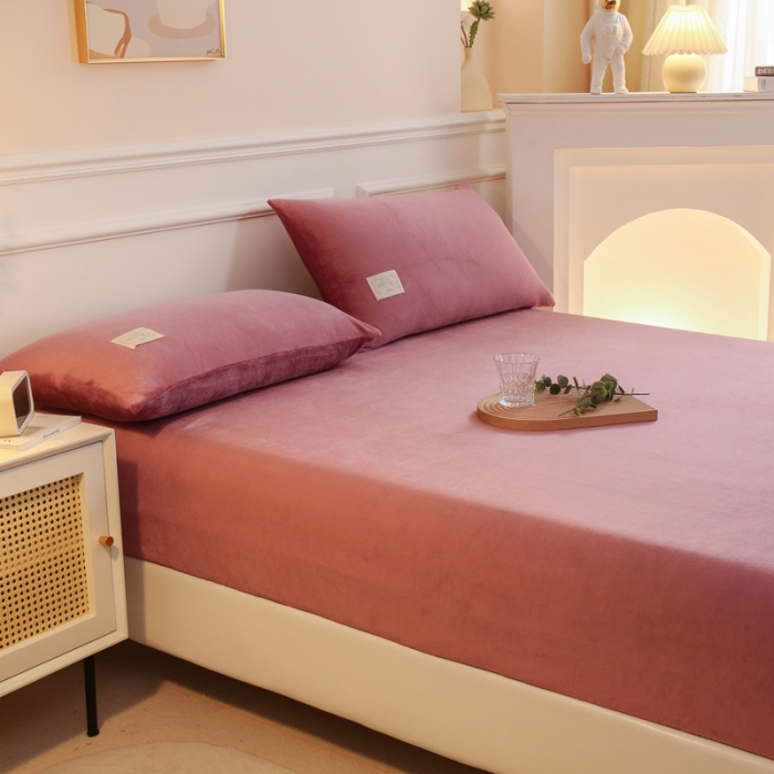 91家纺网 家纺一手货源 找家纺 2025啊雅家居新款牛奶绒全包床笠 豆沙