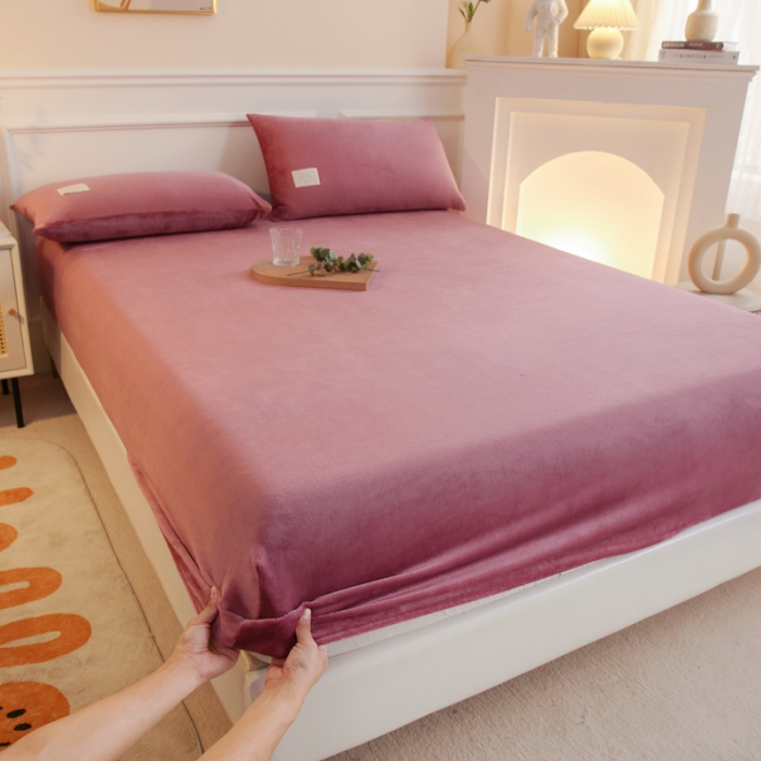 91家纺网 家纺一手货源 找家纺 2025啊雅家居新款牛奶绒全包床笠 豆沙