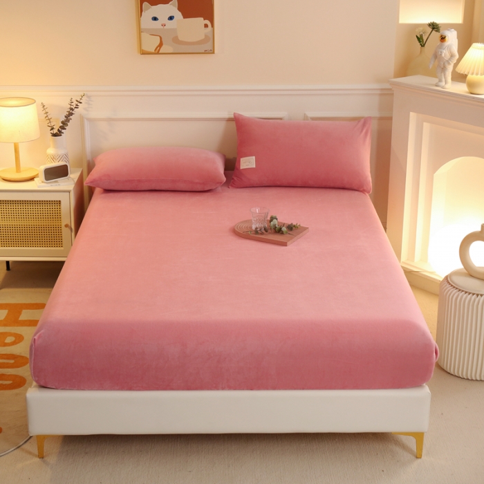 91家纺网 家纺一手货源 找家纺 2025啊雅家居新款牛奶绒全包床笠 粉色