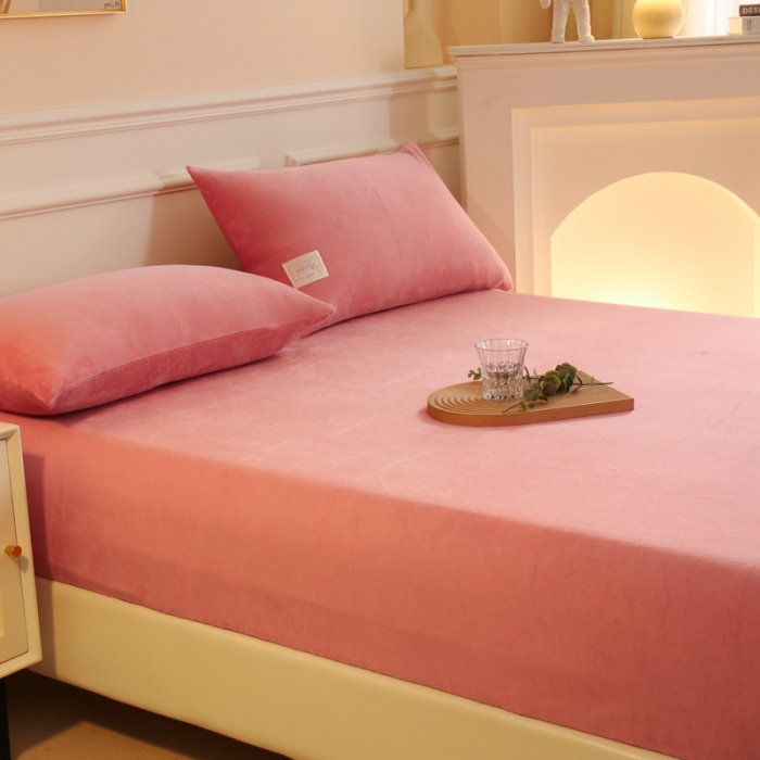 91家纺网 家纺一手货源 找家纺 2025啊雅家居新款牛奶绒全包床笠 粉色