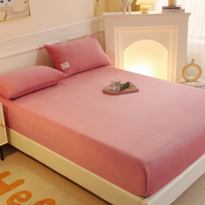 91家纺网 家纺一手货源 找家纺 2025啊雅家居新款牛奶绒全包床笠 粉色