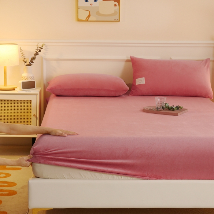 91家纺网 家纺一手货源 找家纺 2025啊雅家居新款牛奶绒全包床笠 粉色