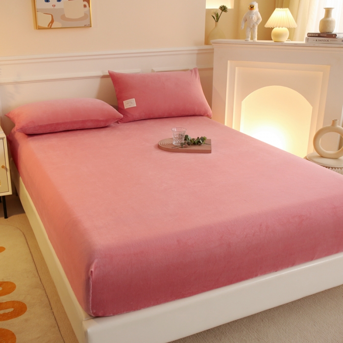 91家纺网 家纺一手货源 找家纺 2025啊雅家居新款牛奶绒全包床笠 粉色