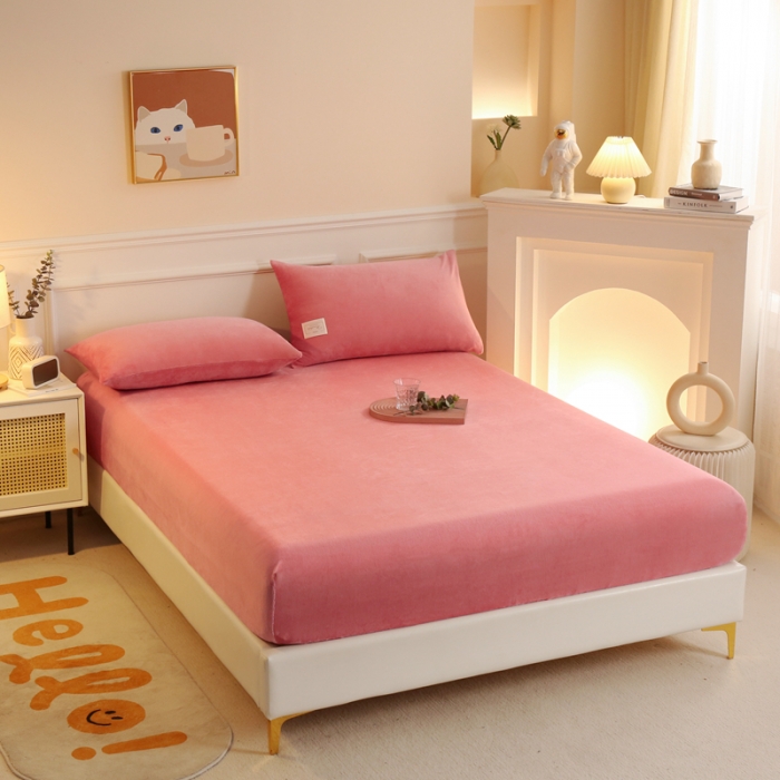 91家纺网 家纺一手货源 找家纺 2025啊雅家居新款牛奶绒全包床笠 粉色