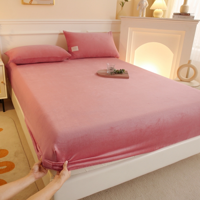 91家纺网 家纺一手货源 找家纺 2025啊雅家居新款牛奶绒全包床笠 粉色